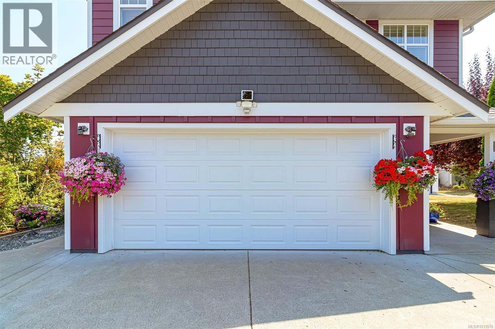 164 White Pine Rd — View Royal, British Columbia - Photo 5 of 98