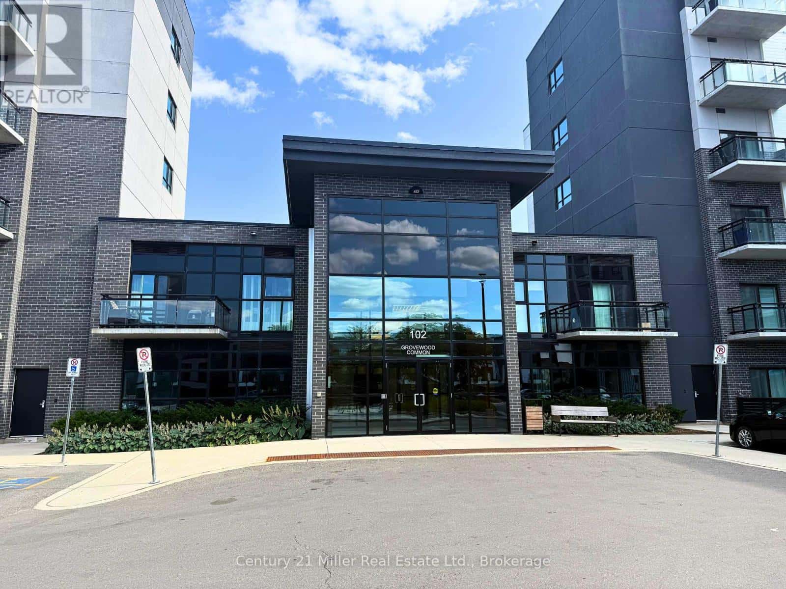 119 - 102 GROVEWOOD COMMON — Oakville (GO Glenorchy), Ontario - Photo 2 of 32