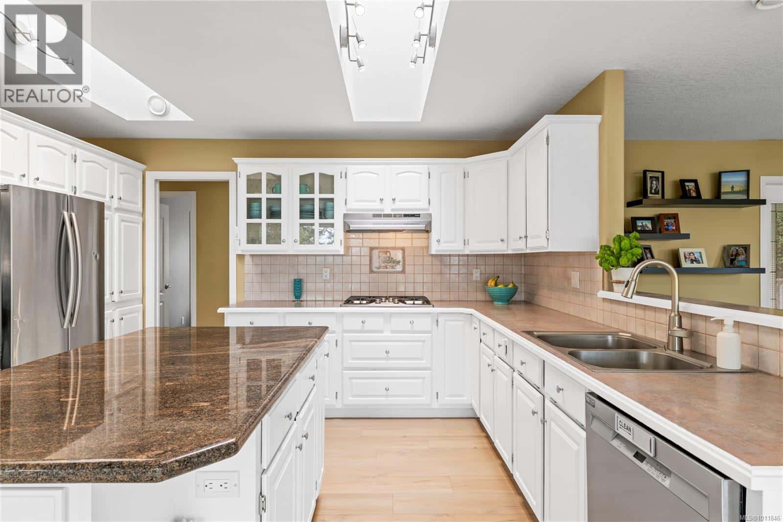 1394 Mallard Rd — French Creek, British Columbia - Photo 4 of 76