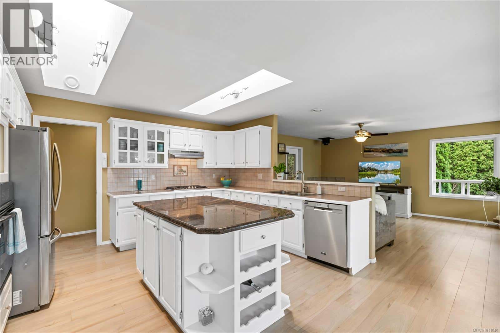 1394 Mallard Rd — French Creek, British Columbia - Photo 5 of 76