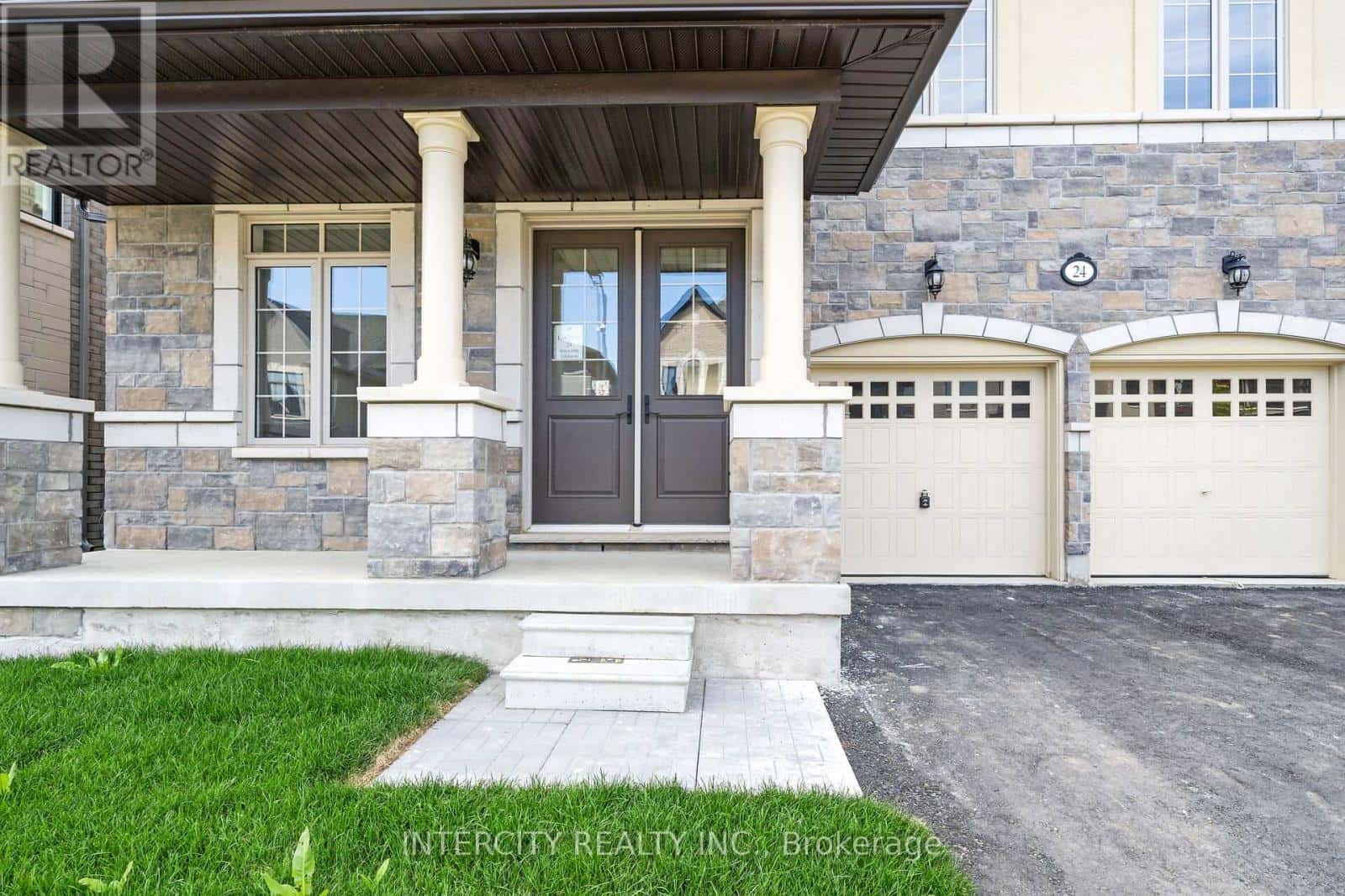24 KEYWORTH CRESCENT — Brampton (Sandringham-Wellington North), Ontario - Photo 2 of 36