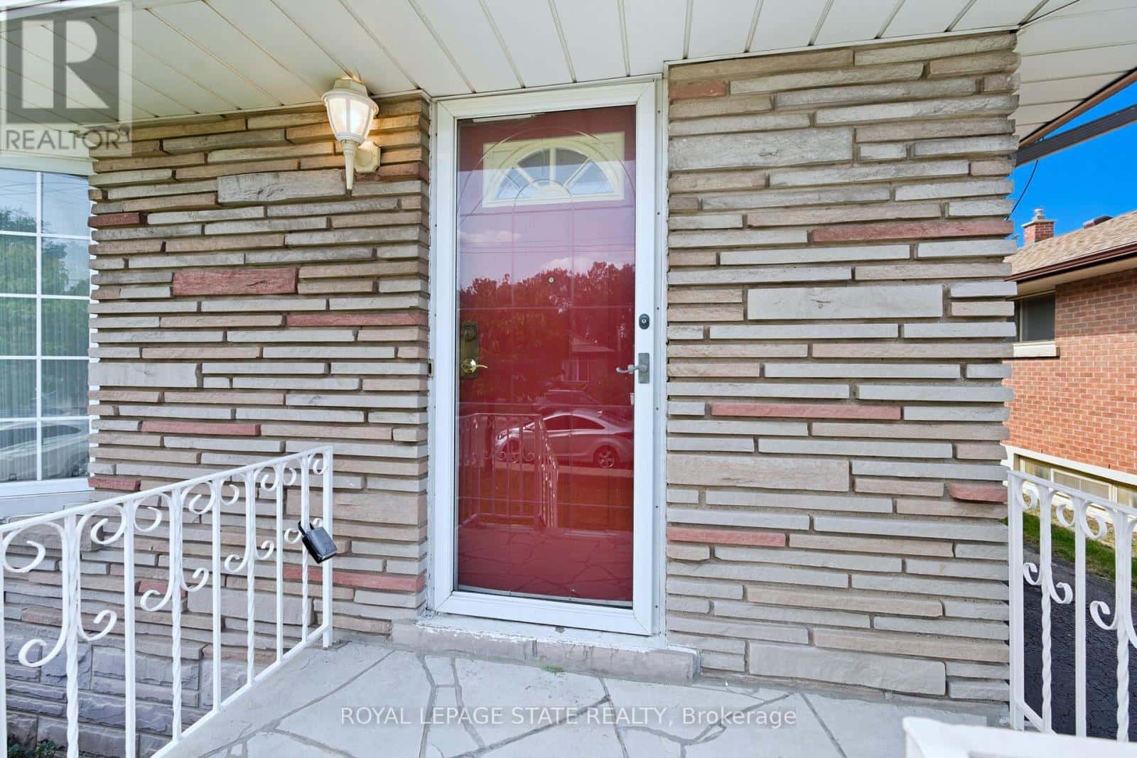 98 EAST 16TH STREET — Hamilton (Inch Park), Ontario - Photo 4 of 44