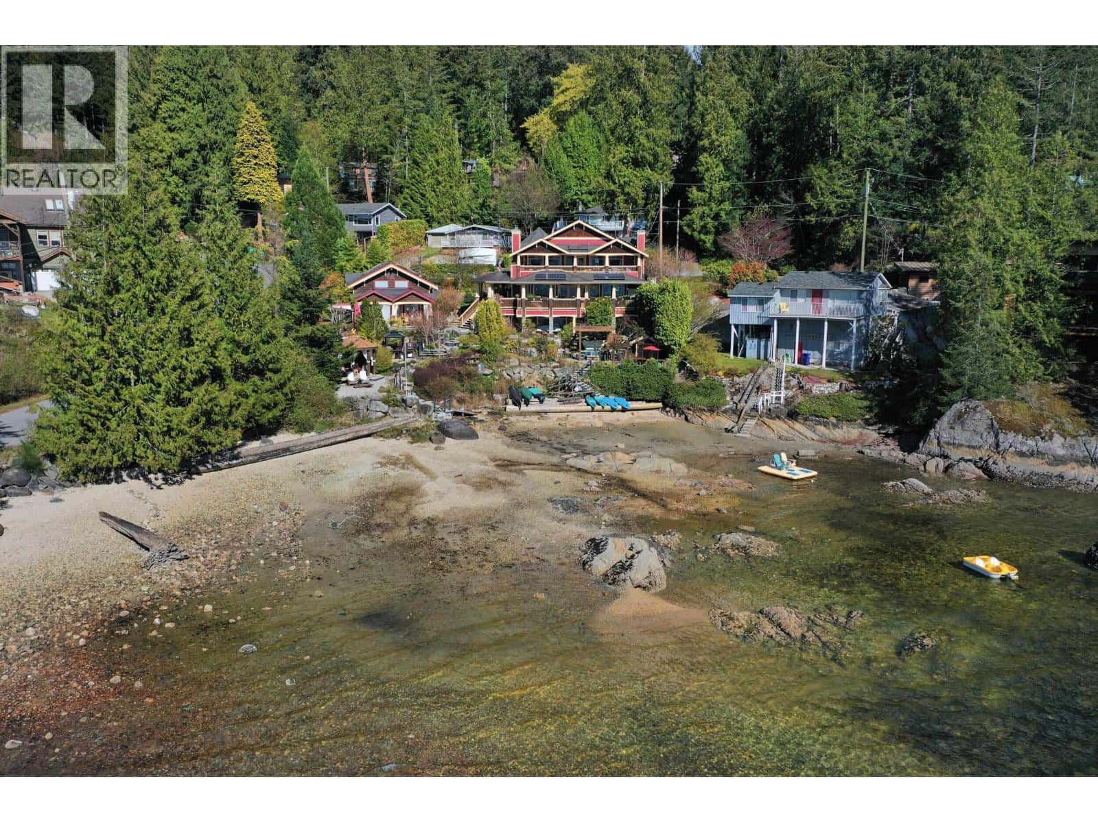 7545 ISLETS PLACE — Sechelt, British Columbia - Photo 4 of 38