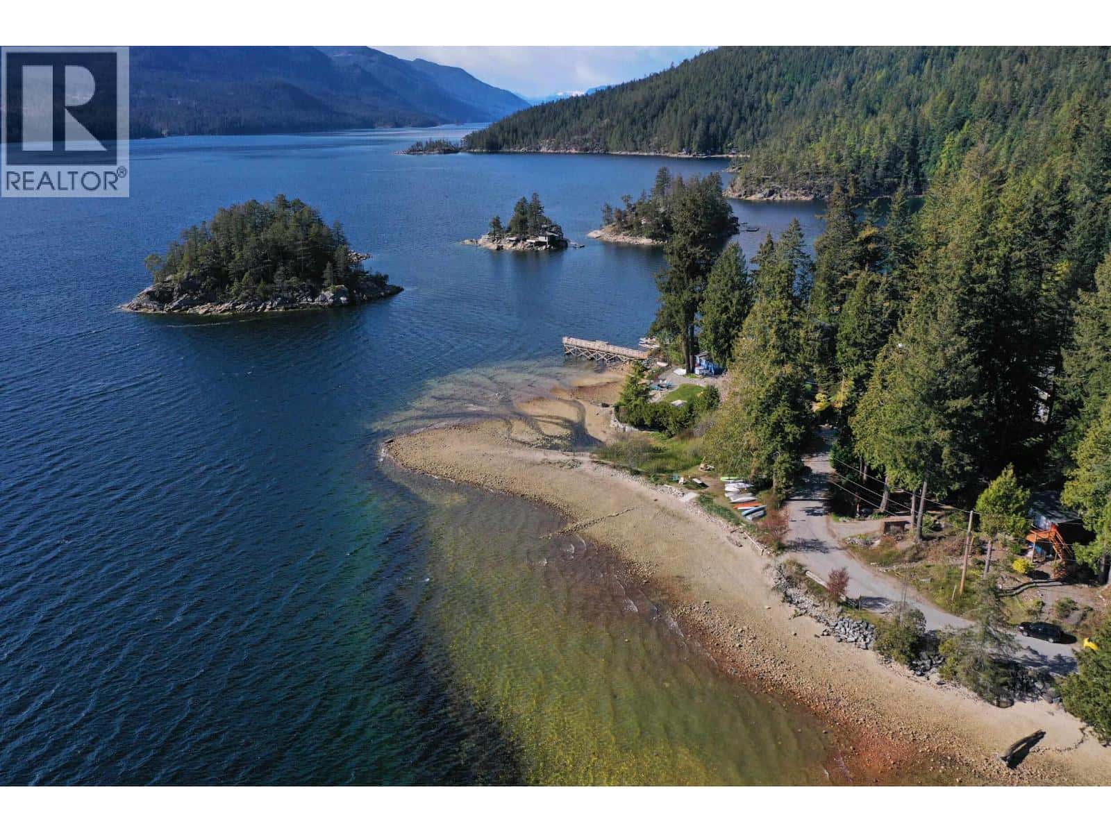 7545 ISLETS PLACE — Sechelt, British Columbia - Photo 5 of 38