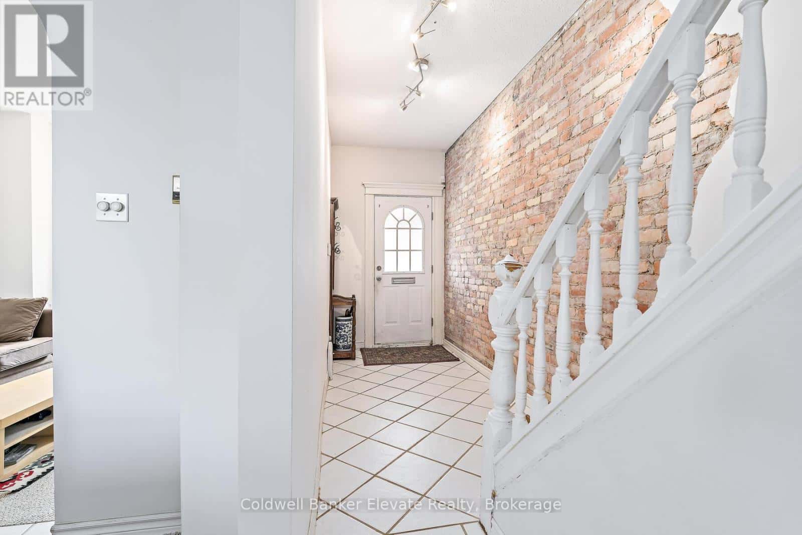 27 TISDALE STREET N — Hamilton (Beasley), Ontario - Photo 5 of 30