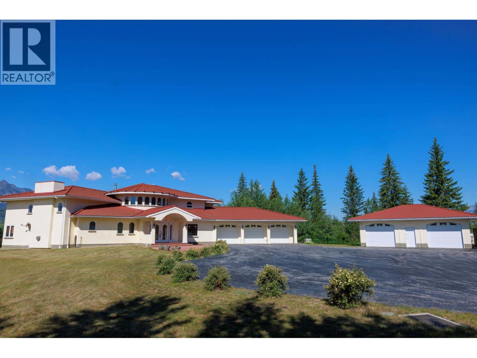 2805 MORRISON ROAD — Valemount, British Columbia - Photo 3 of 37