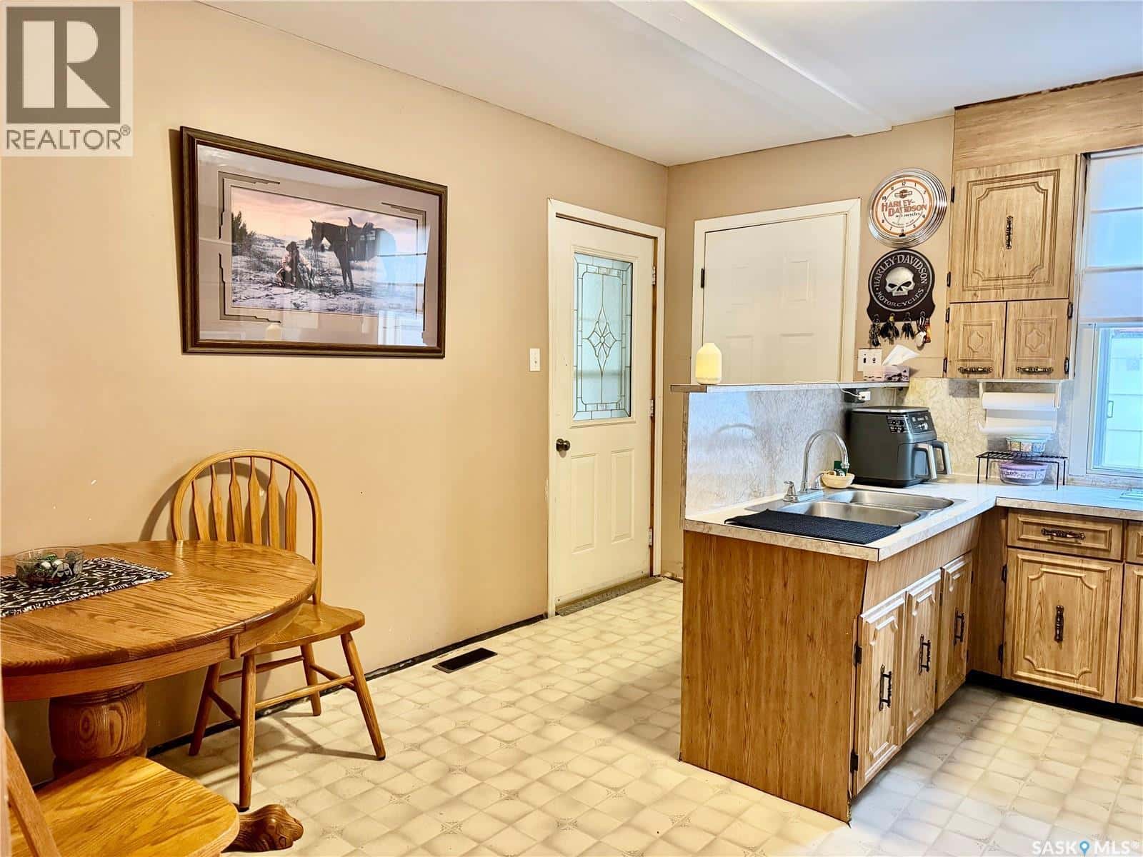 98 4th AVENUE — Humboldt, Saskatchewan - Photo 3 of 37