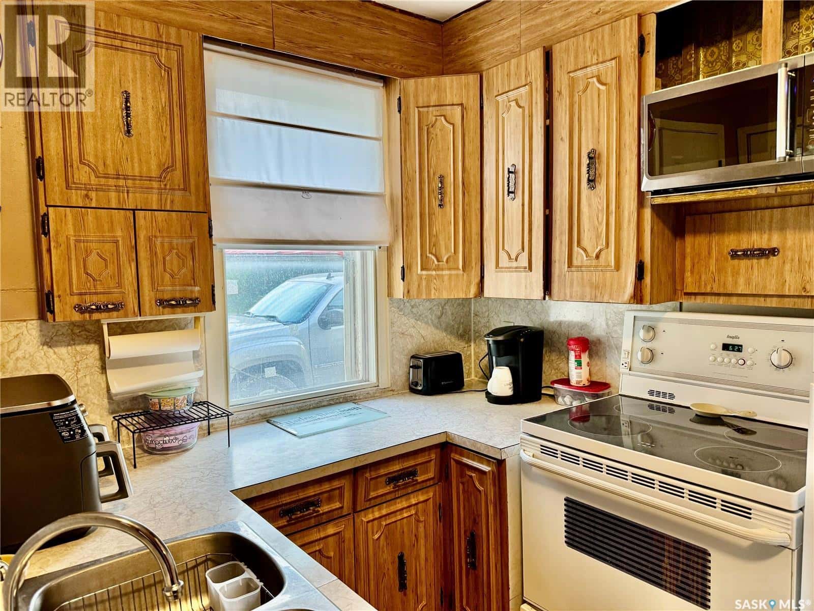 98 4th AVENUE — Humboldt, Saskatchewan - Photo 5 of 37