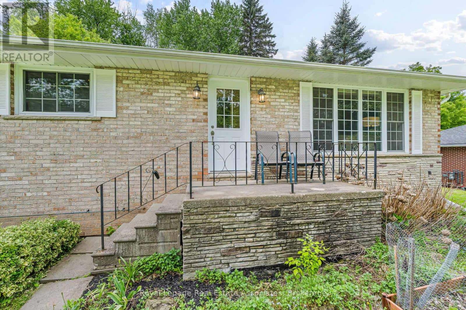 112 PARK STREET E — Halton Hills (Glen Williams), Ontario - Photo 4 of 41