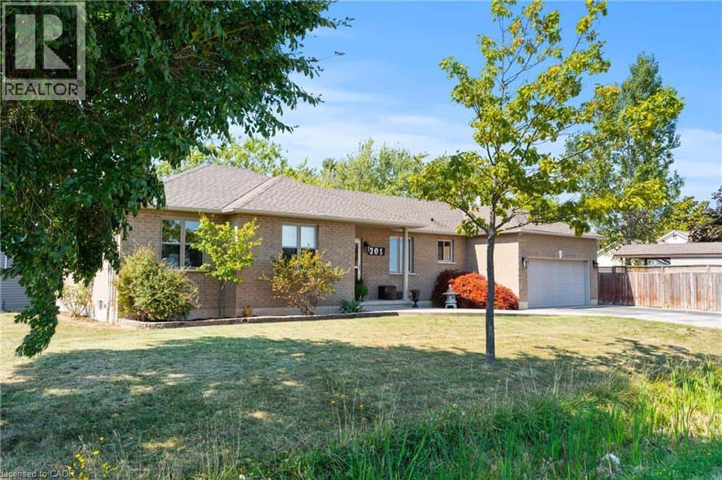 301 MUD Street E — Stoney Creek, Ontario - Photo 2 of 43