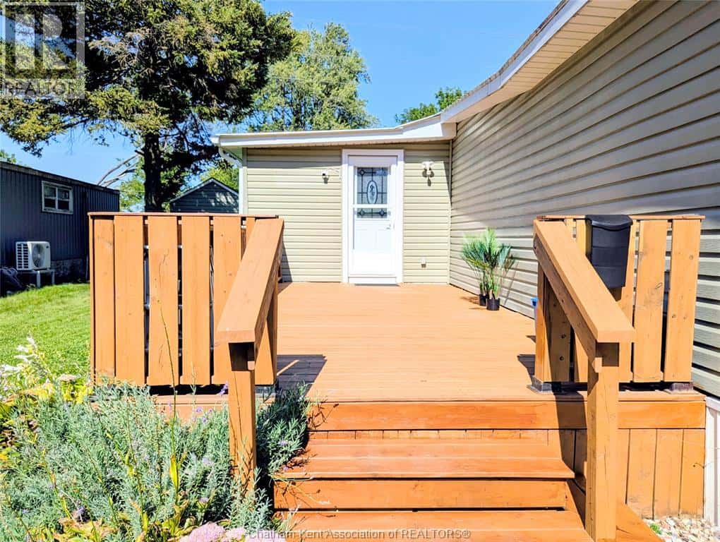 90 ESSEX COURT — Chatham, Ontario - Photo 3 of 20