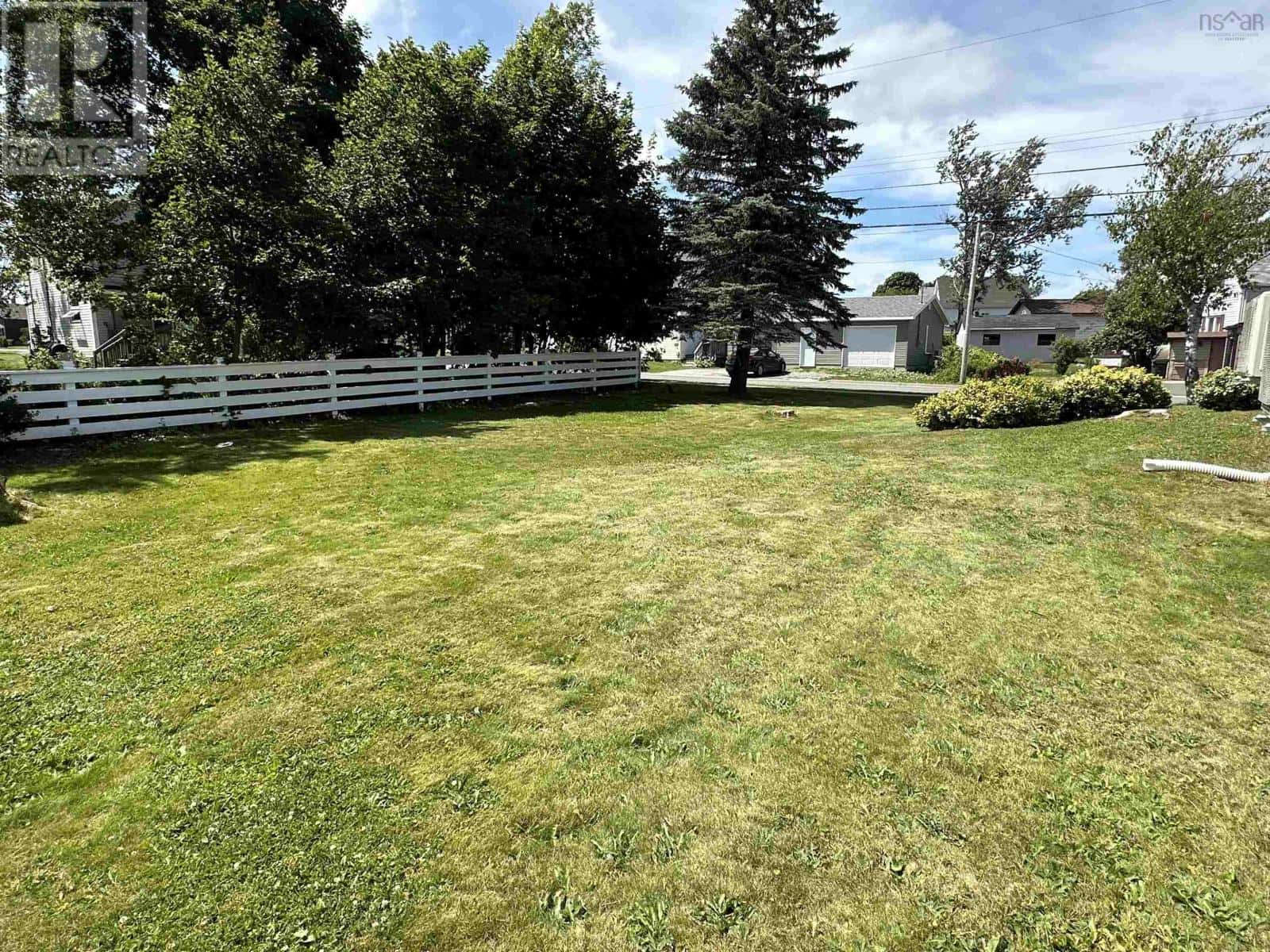 379 York Street — Glace Bay, Nova Scotia - Photo 3 of 50