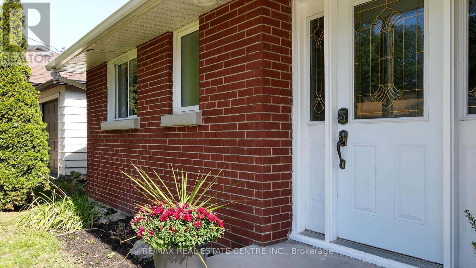 17B AMANDA STREET — Orangeville, Ontario - Photo 2 of 37