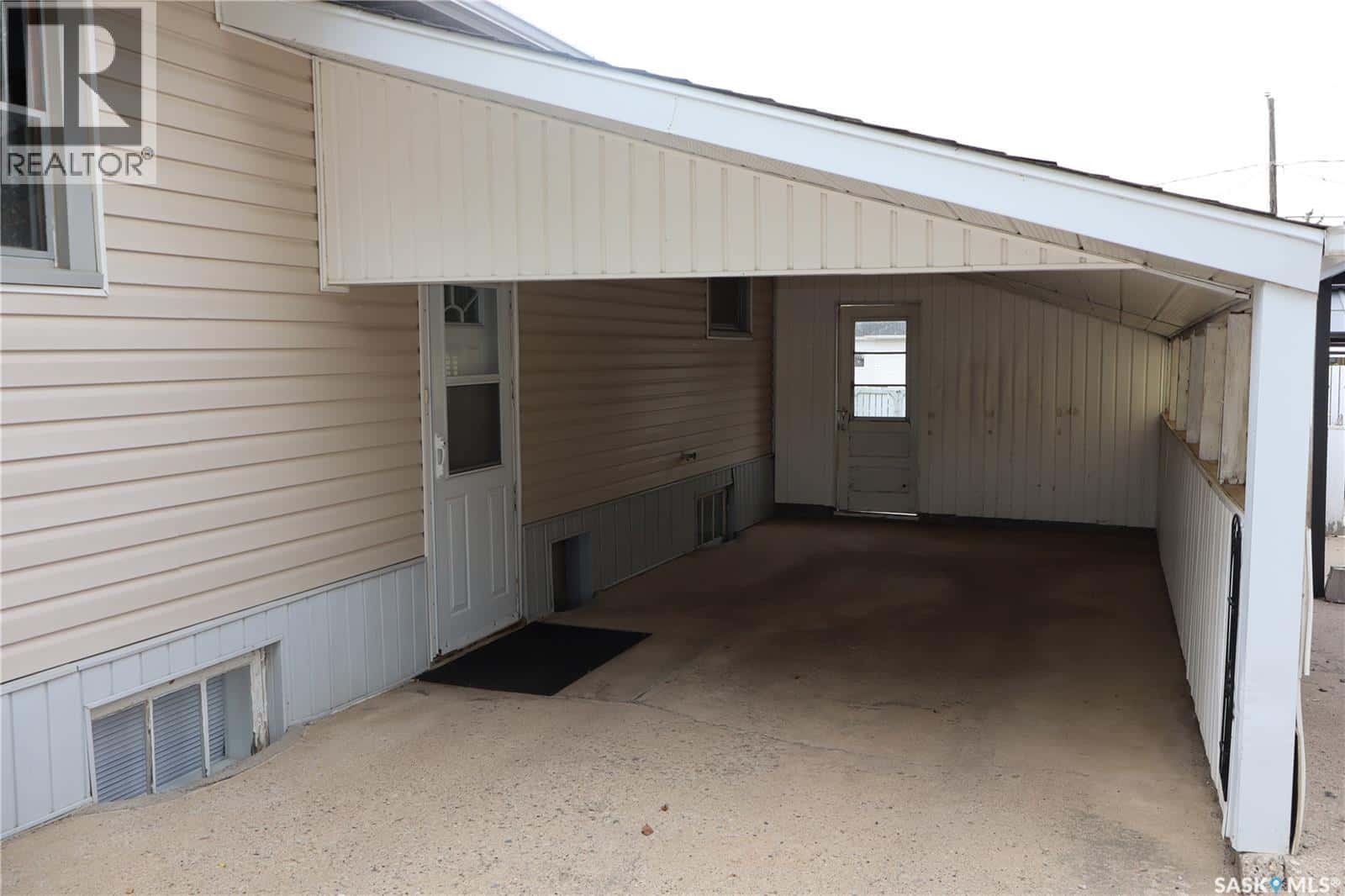 505 3rd AVENUE E — Assiniboia, Saskatchewan - Photo 2 of 22