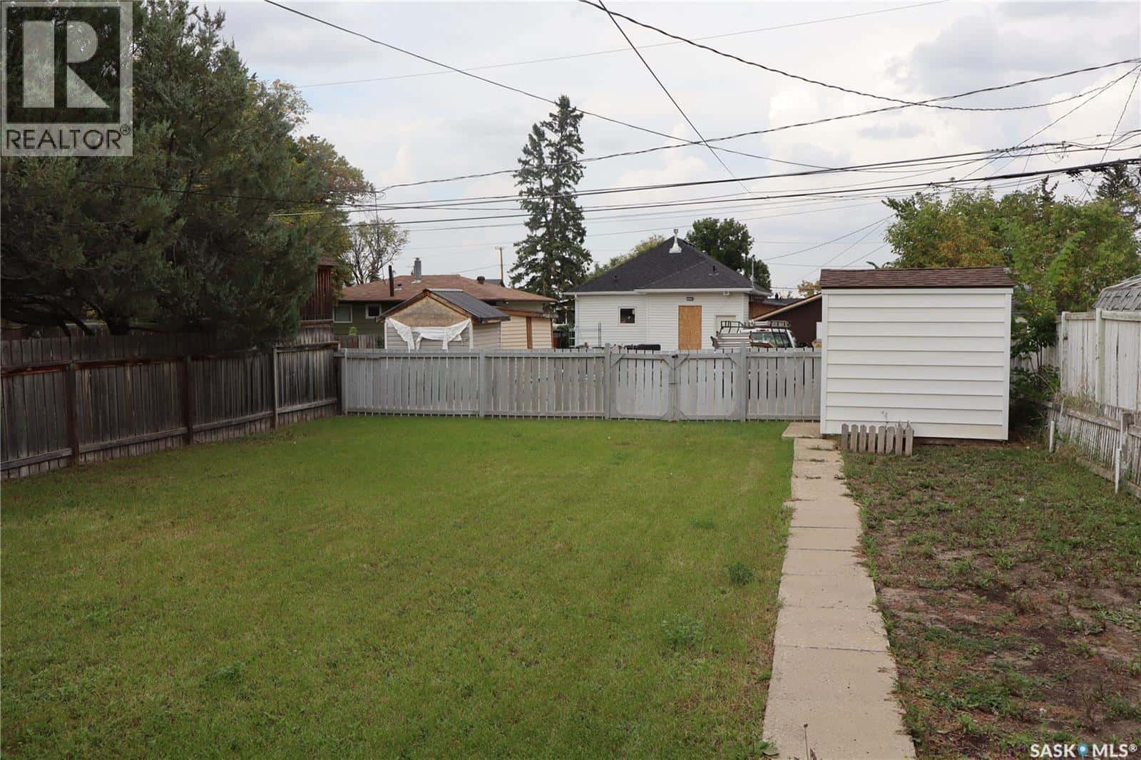 505 3rd AVENUE E — Assiniboia, Saskatchewan - Photo 3 of 22