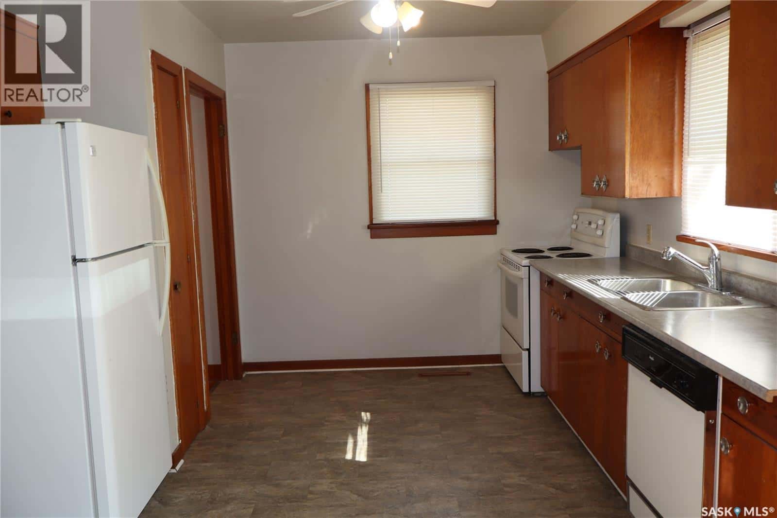 505 3rd AVENUE E — Assiniboia, Saskatchewan - Photo 4 of 22