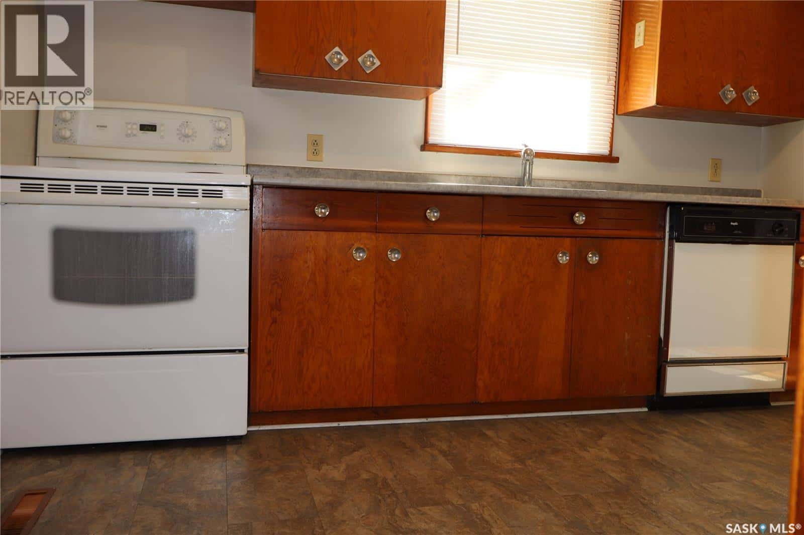 505 3rd AVENUE E — Assiniboia, Saskatchewan - Photo 5 of 22