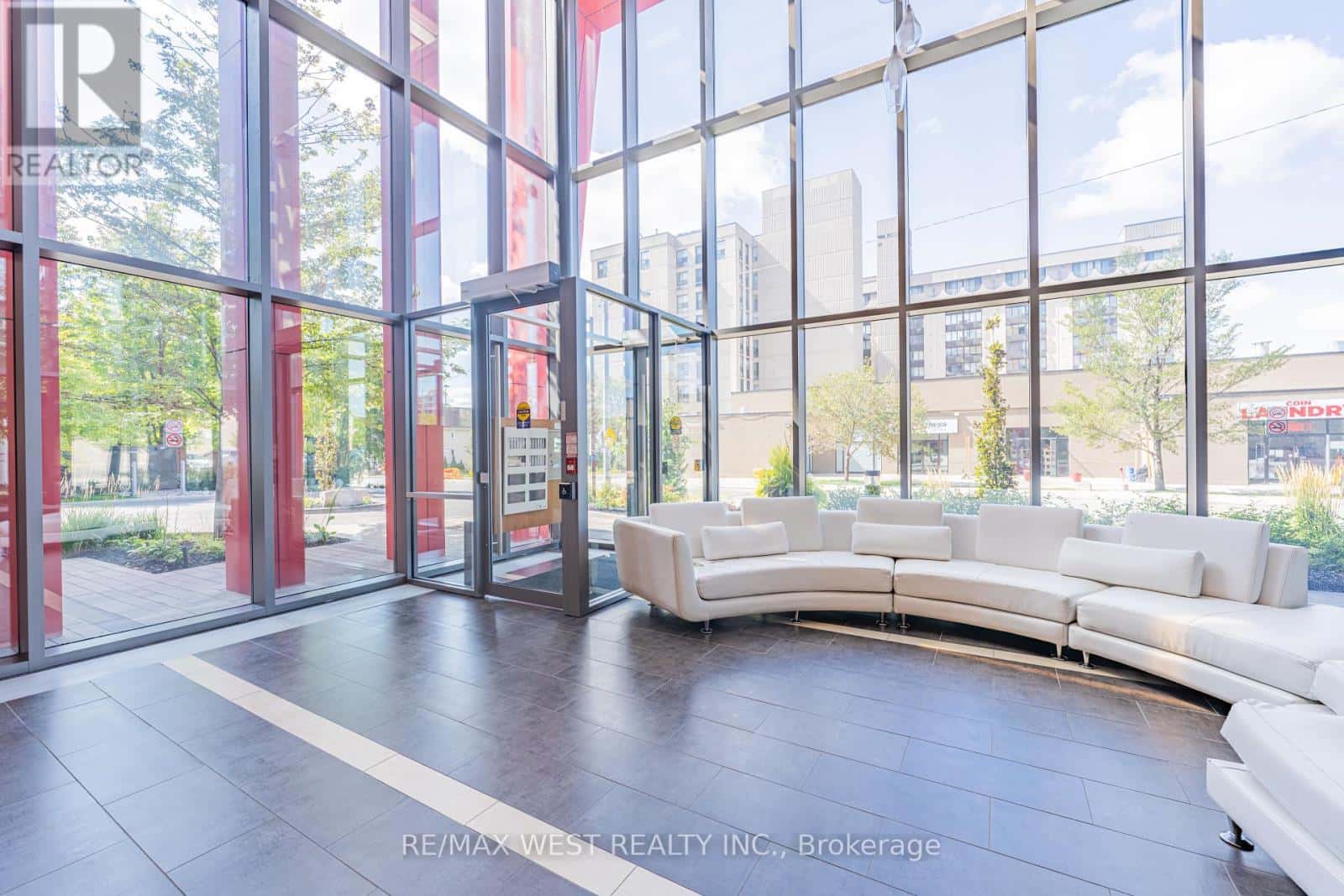 627 - 15 JAMES FINLAY WAY — Toronto (Downsview-Roding-CFB), Ontario - Photo 3 of 26