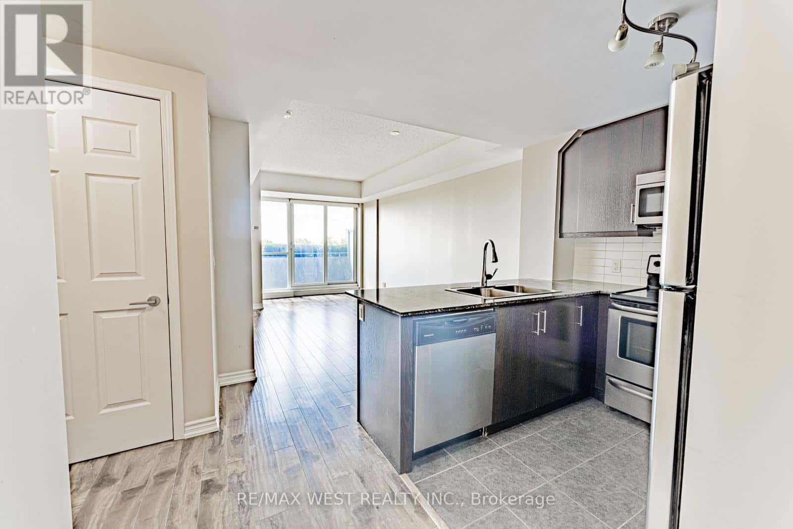 627 - 15 JAMES FINLAY WAY — Toronto (Downsview-Roding-CFB), Ontario - Photo 4 of 26