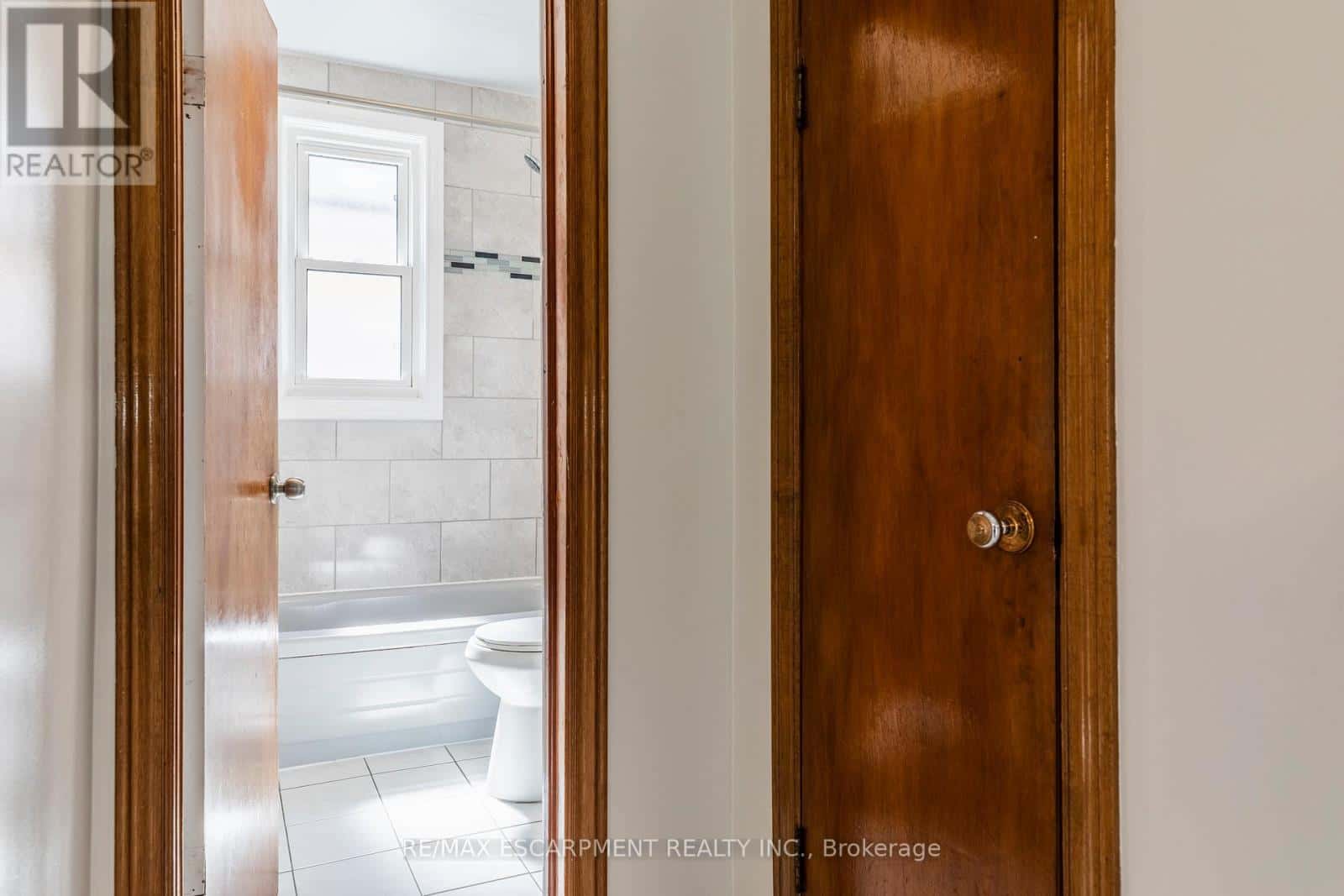 118 JULIAN AVENUE — Hamilton (Normanhurst), Ontario - Photo 5 of 42