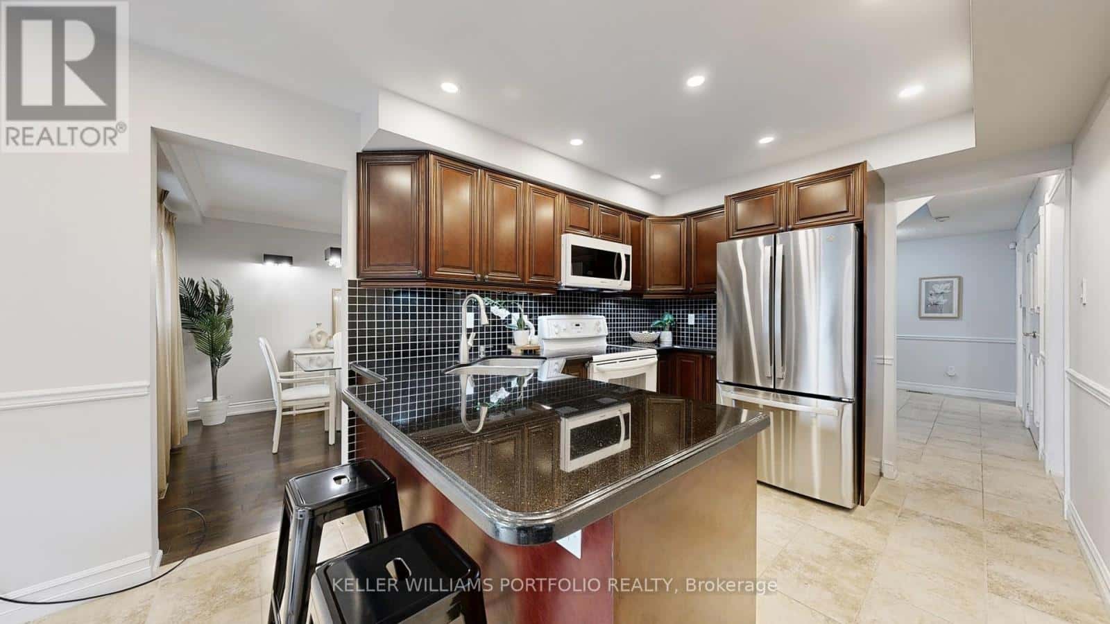 10 VALLEYVIEW ROAD — Markham (Thornlea), Ontario - Photo 2 of 36