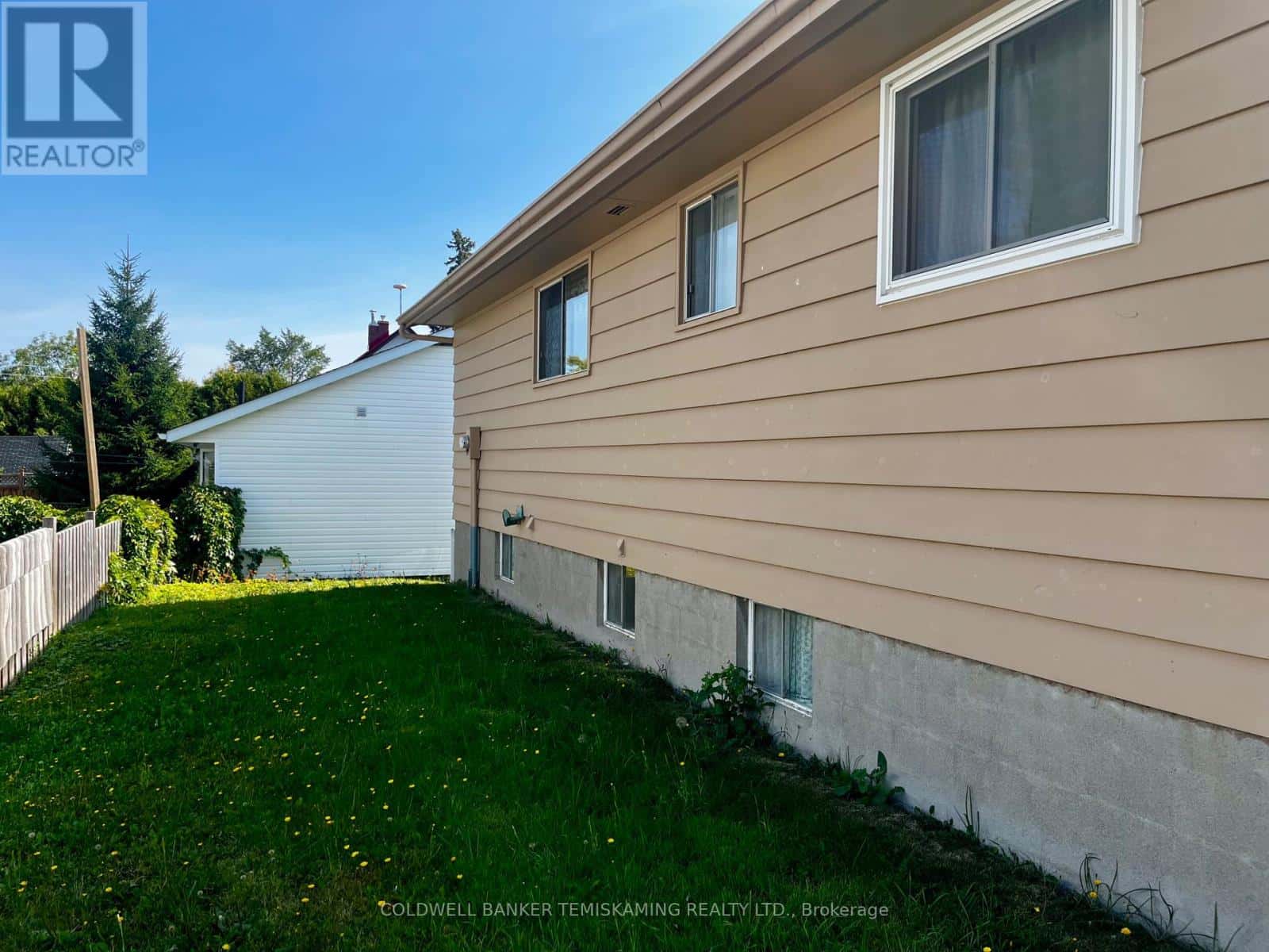 397 RUSSELL STREET — Temiskaming Shores (Haileybury), Ontario - Photo 5 of 24