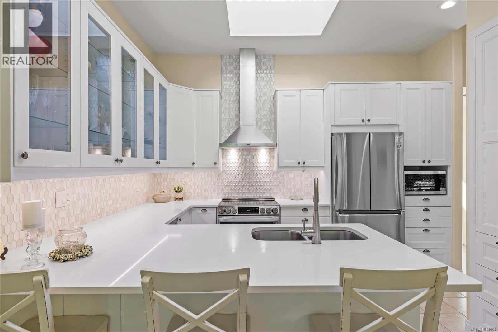 912 Lakes Blvd — French Creek, British Columbia - Photo 2 of 31