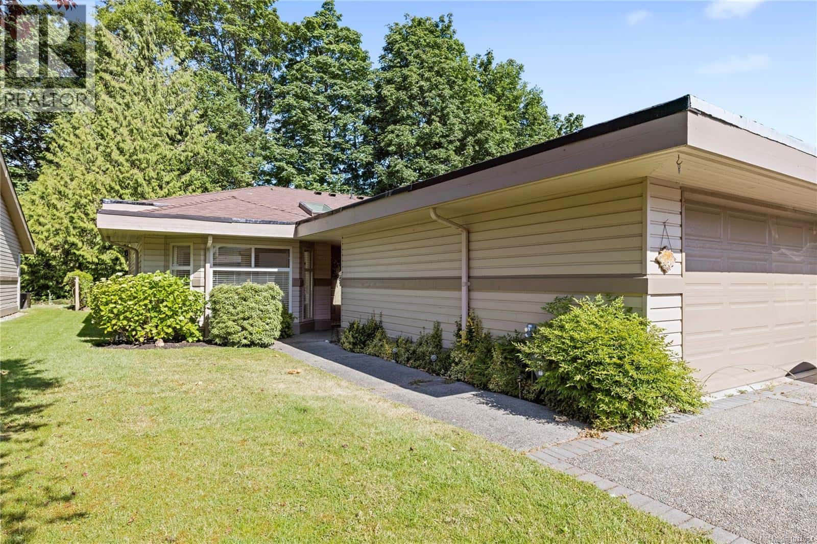 912 Lakes Blvd — French Creek, British Columbia - Photo 3 of 31