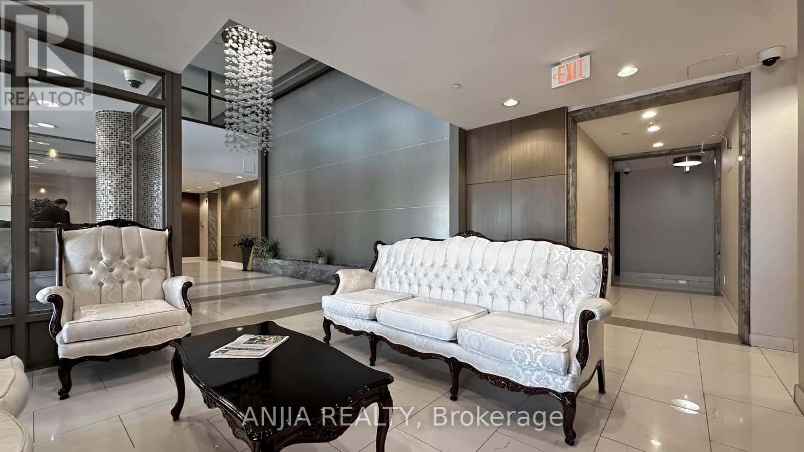 210 - 75 NORMAN BETHUNE AVENUE — Richmond Hill (Beaver Creek Business Park), Ontario - Photo 2 of 36