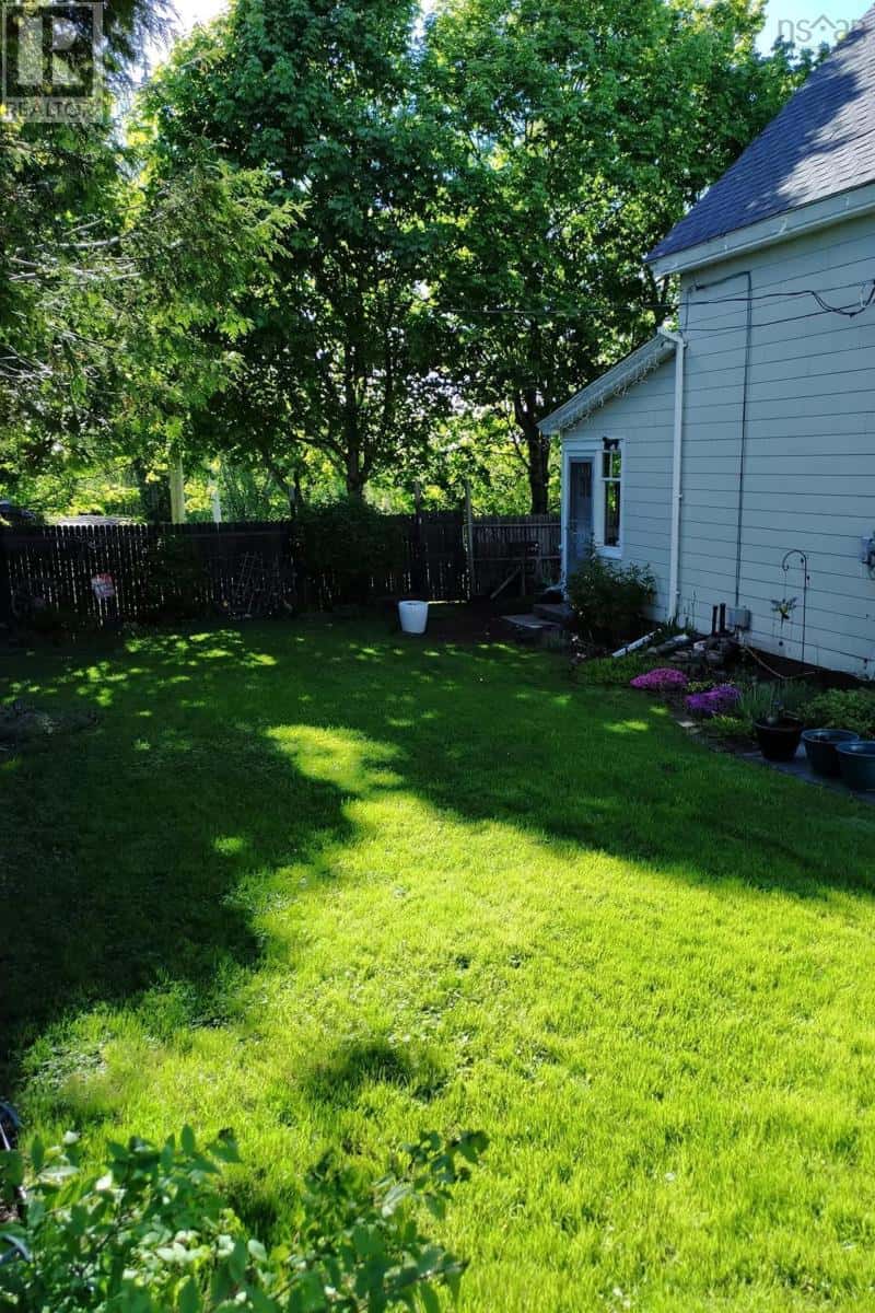 26 Starr Street — Springhill, Nova Scotia - Photo 3 of 34