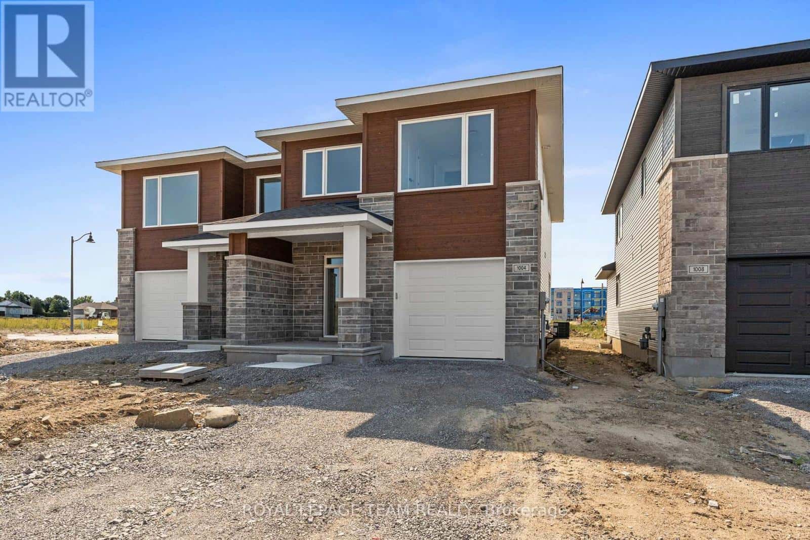 1004 MOORE STREET — Brockville, Ontario - Photo 2 of 40