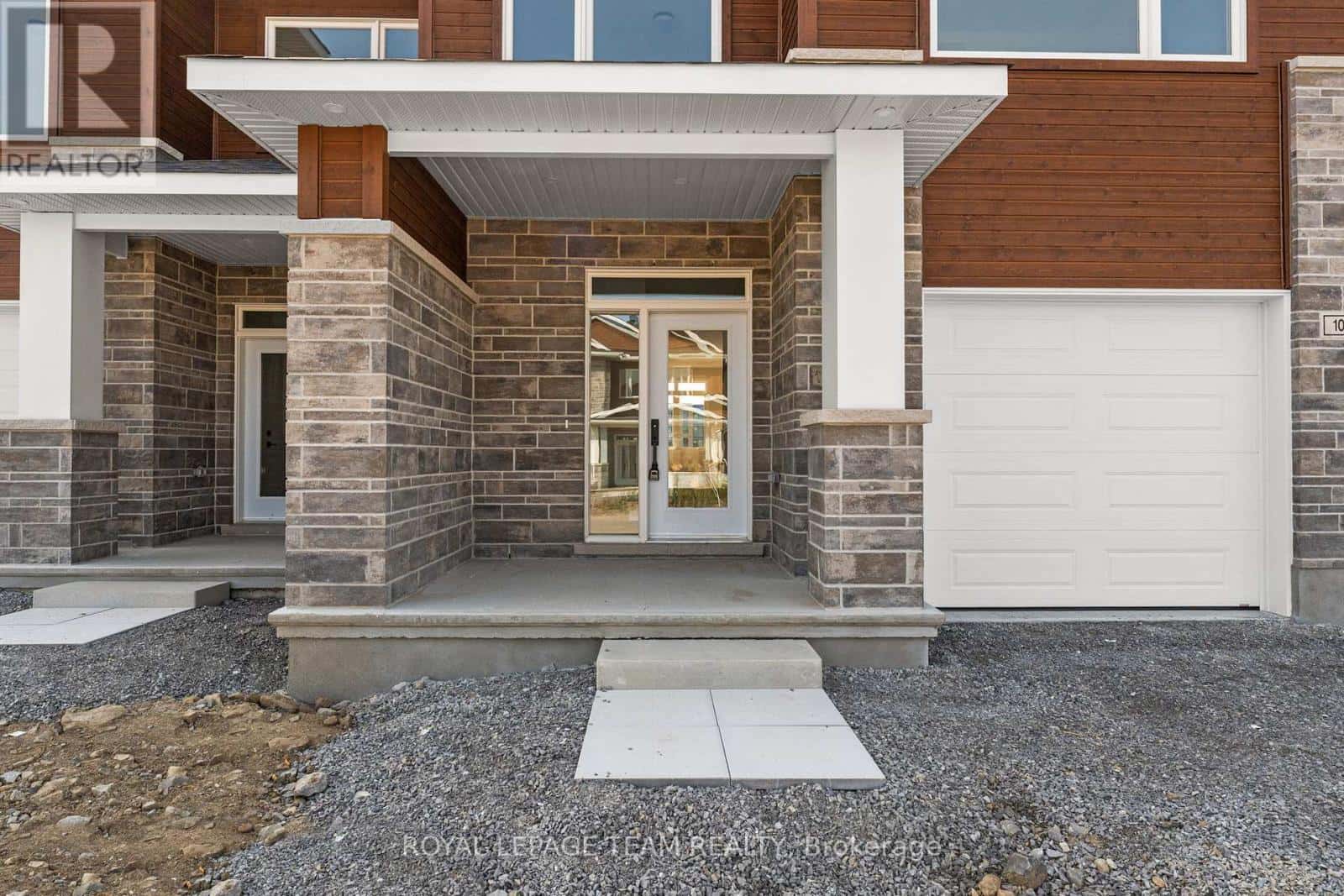 1004 MOORE STREET — Brockville, Ontario - Photo 4 of 40