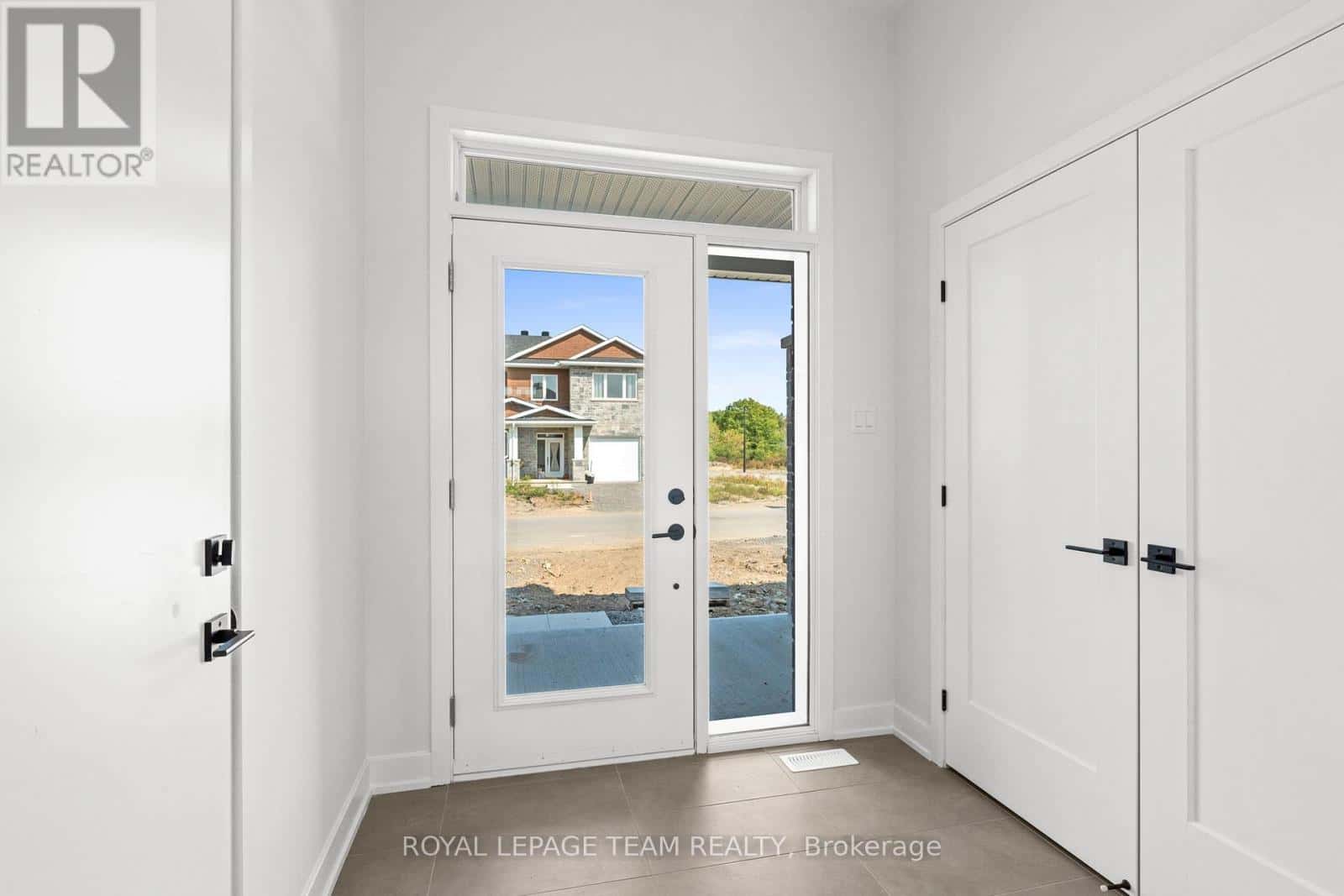 1004 MOORE STREET — Brockville, Ontario - Photo 5 of 40