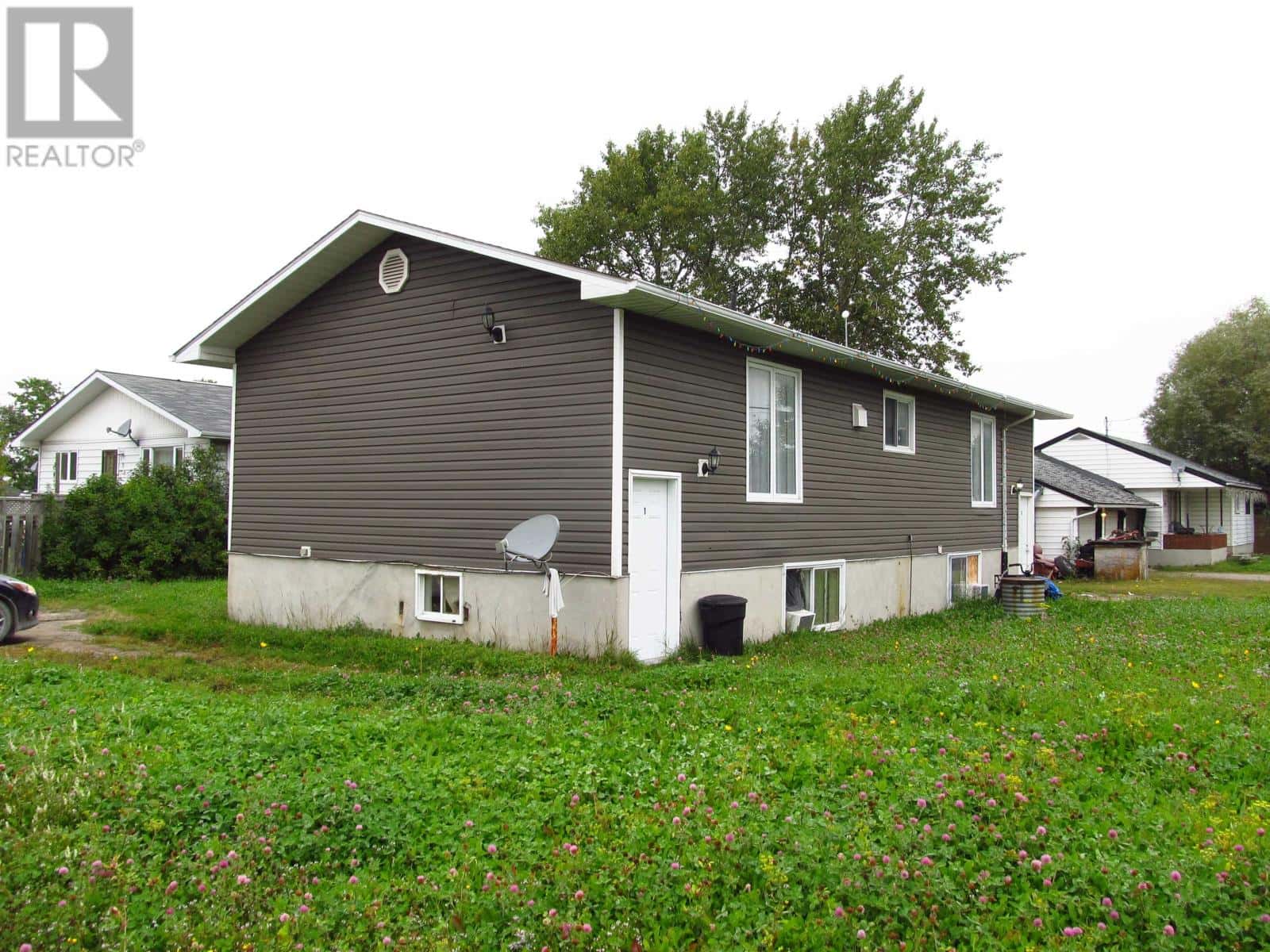 108 Queen ST — Longlac, Ontario - Photo 4 of 29