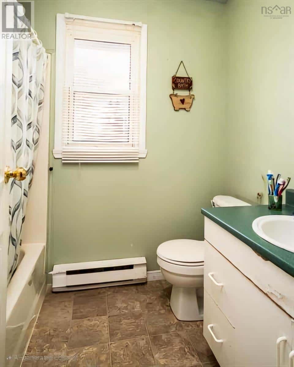 704 Queen Street — Port Hawkesbury, Nova Scotia - Photo 2 of 23