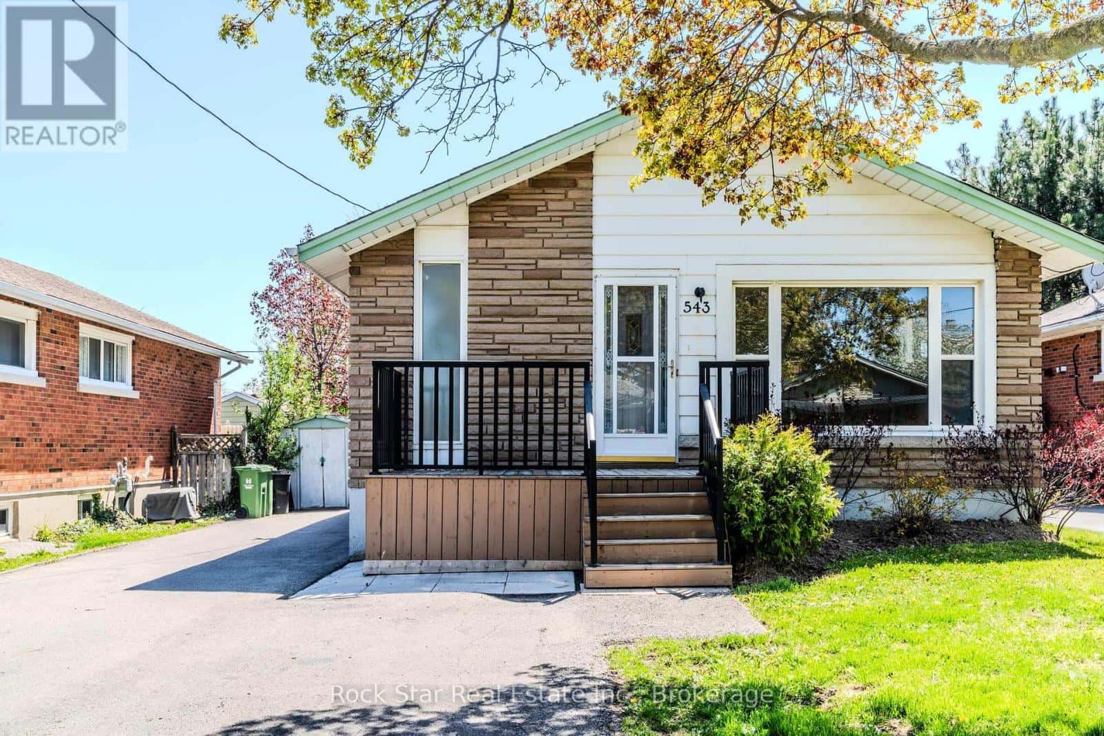 MAIN FL - 543 EAST 27TH STREET — Hamilton (Burkholme), Ontario - Photo 2 of 15