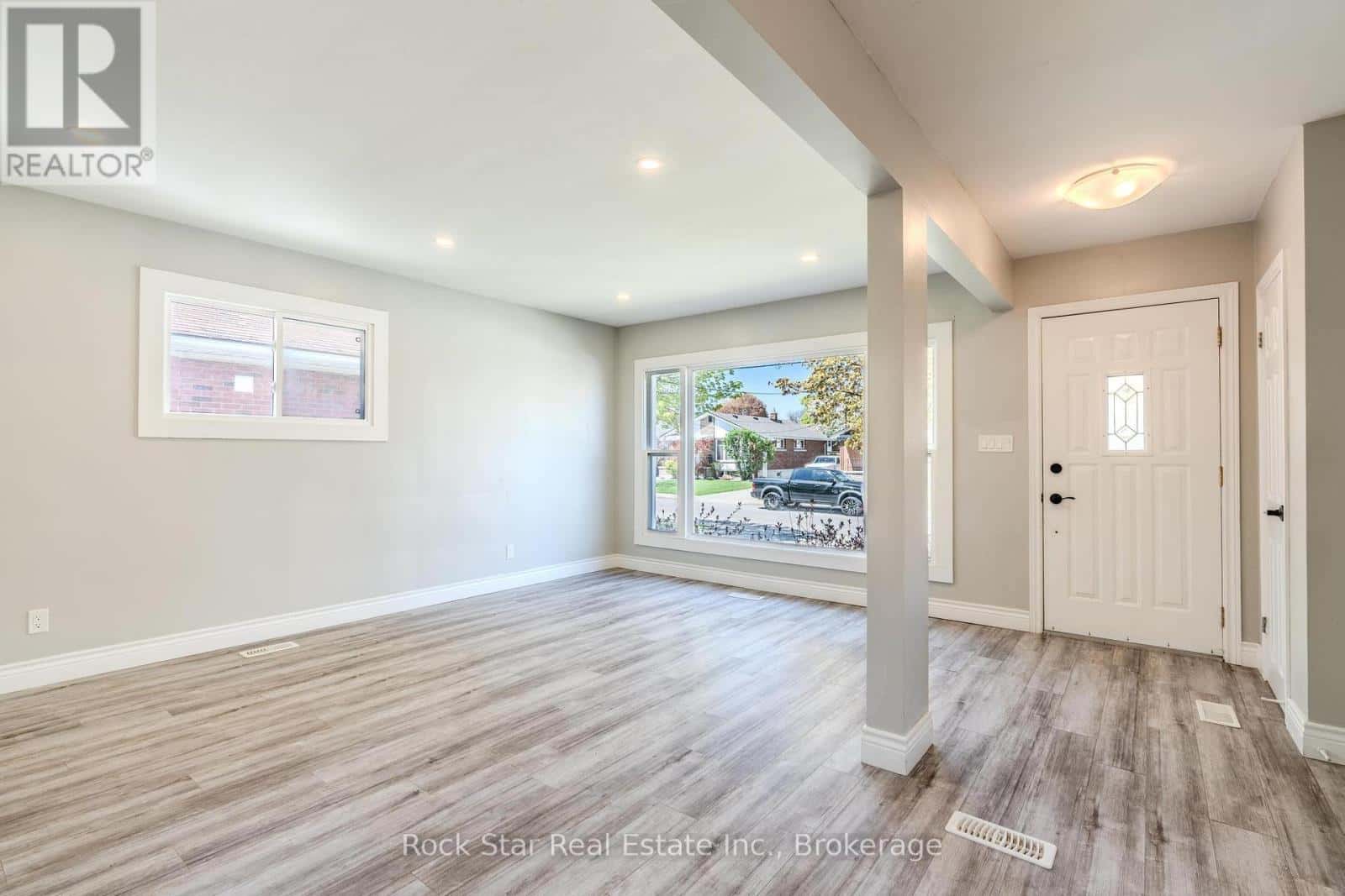 MAIN FL - 543 EAST 27TH STREET — Hamilton (Burkholme), Ontario - Photo 3 of 15