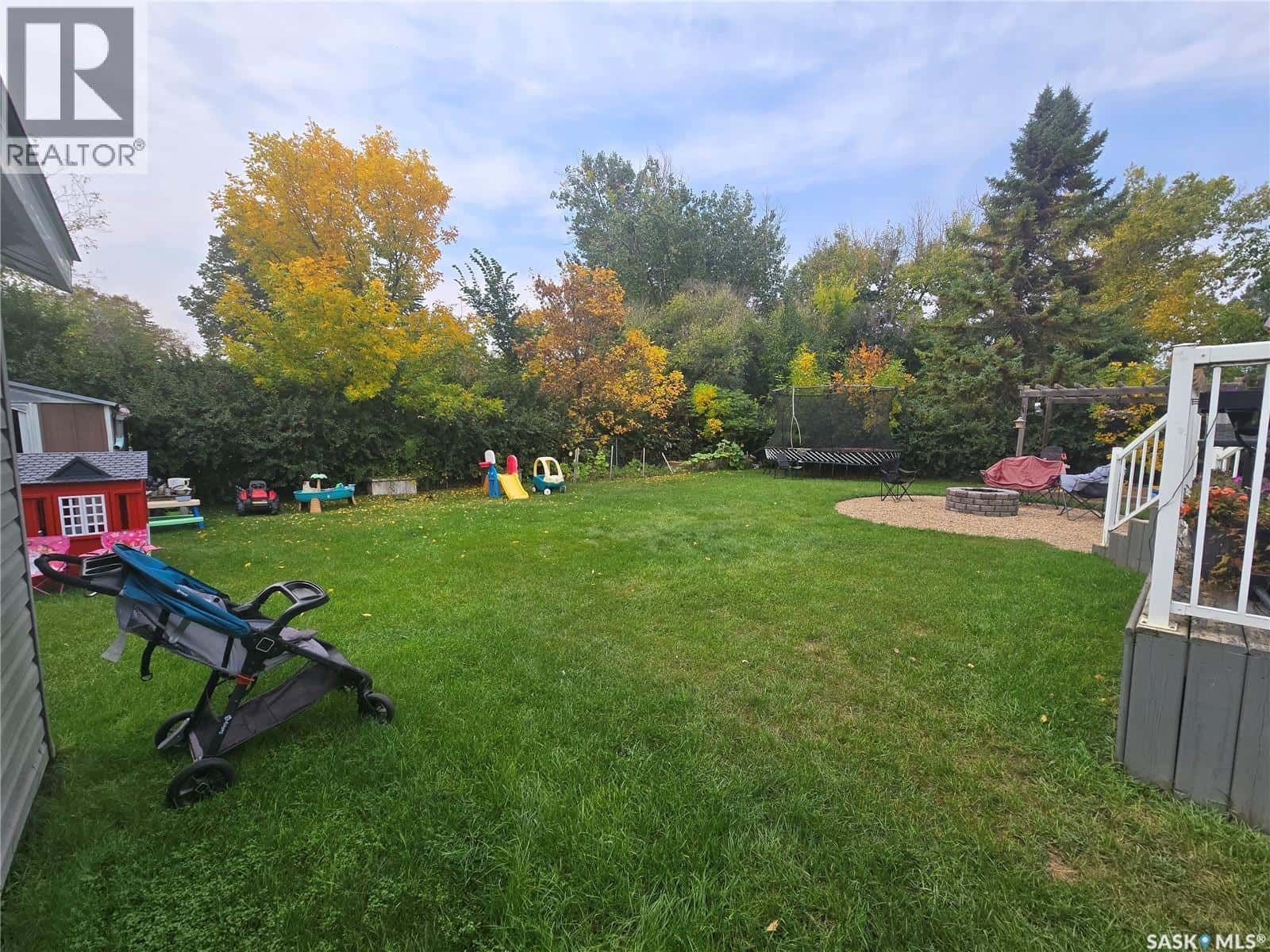 320 Russell STREET — Stoughton, Saskatchewan - Photo 2 of 23