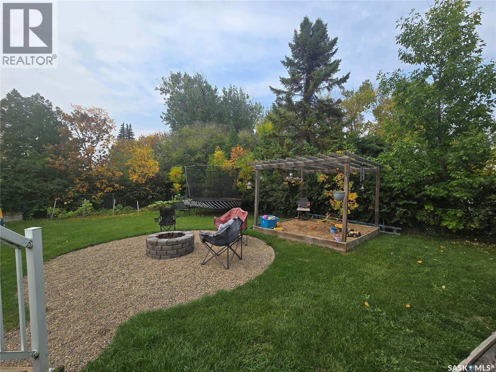 320 Russell STREET — Stoughton, Saskatchewan - Photo 3 of 23