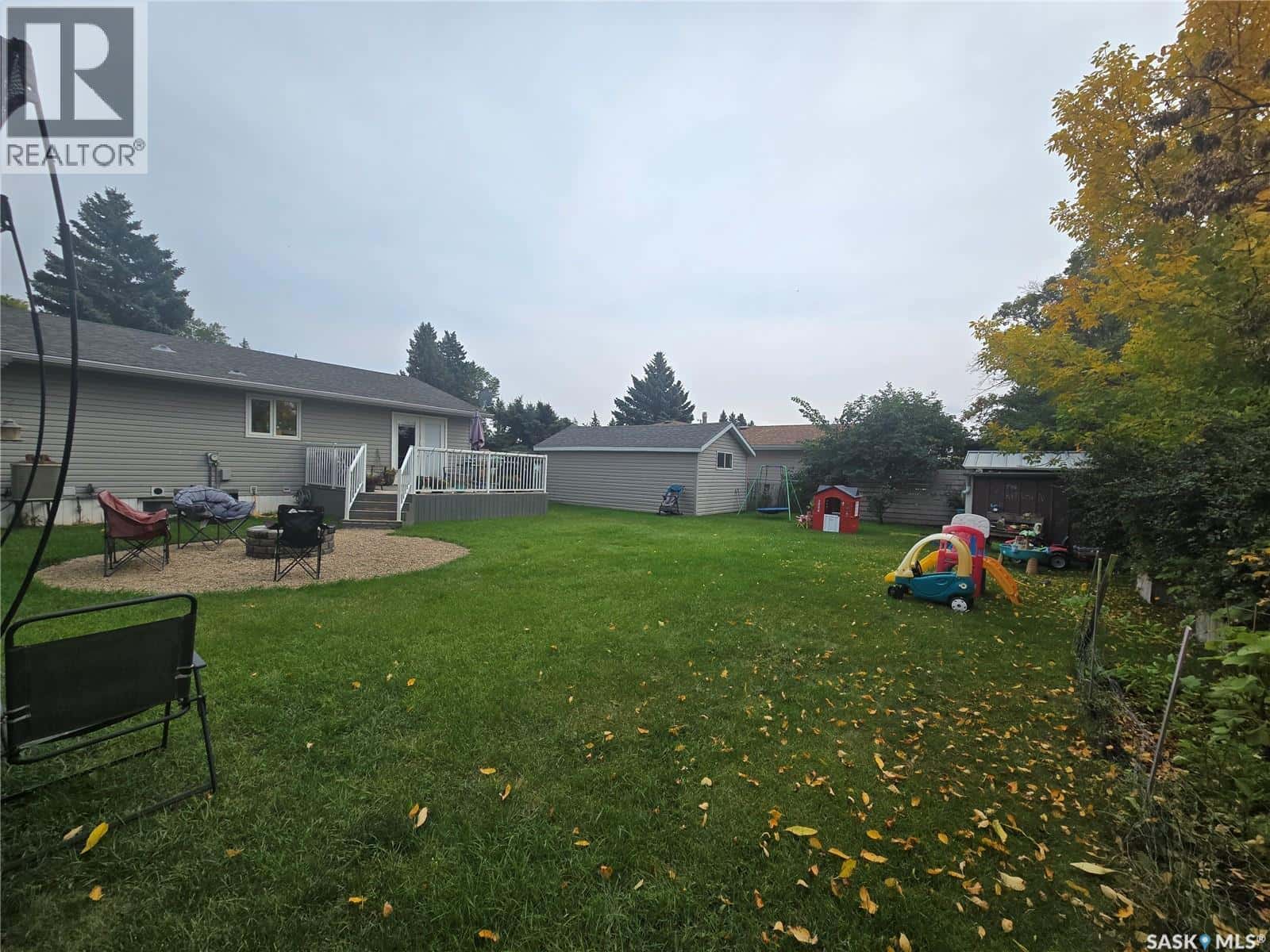 320 Russell STREET — Stoughton, Saskatchewan - Photo 4 of 23