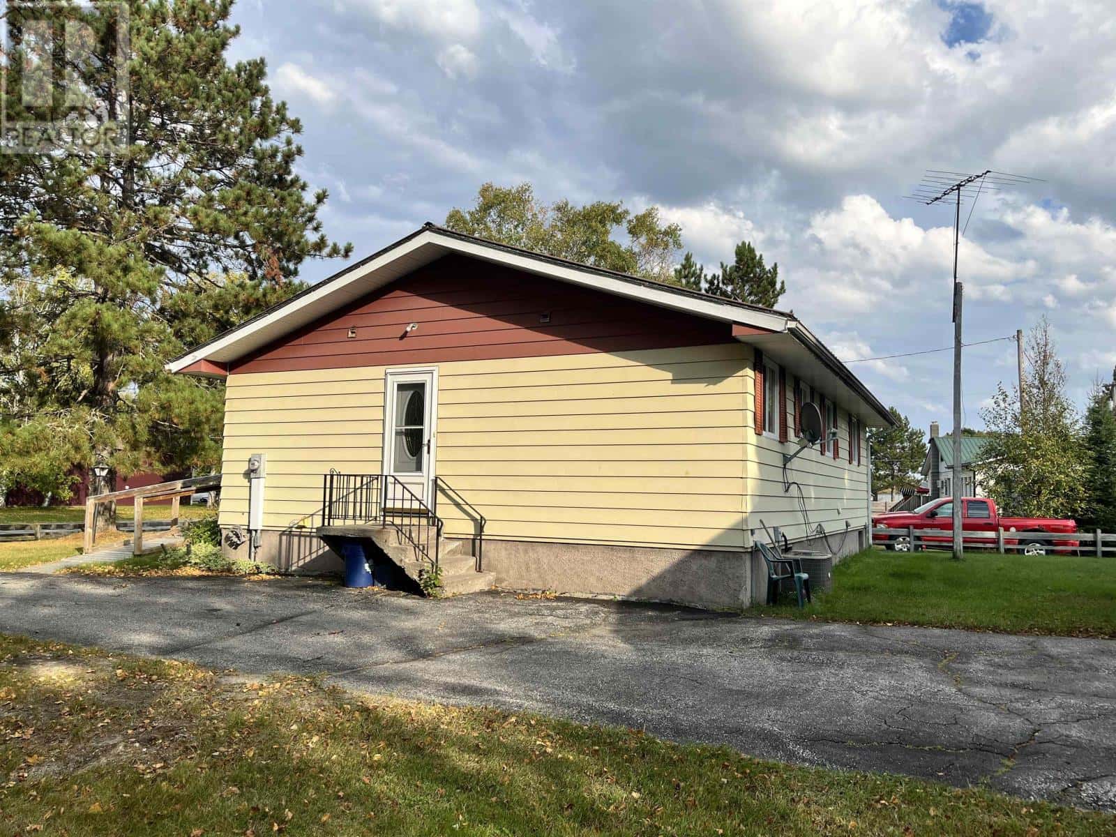 27 Balsam Avenue — Ear Falls, Ontario - Photo 3 of 29