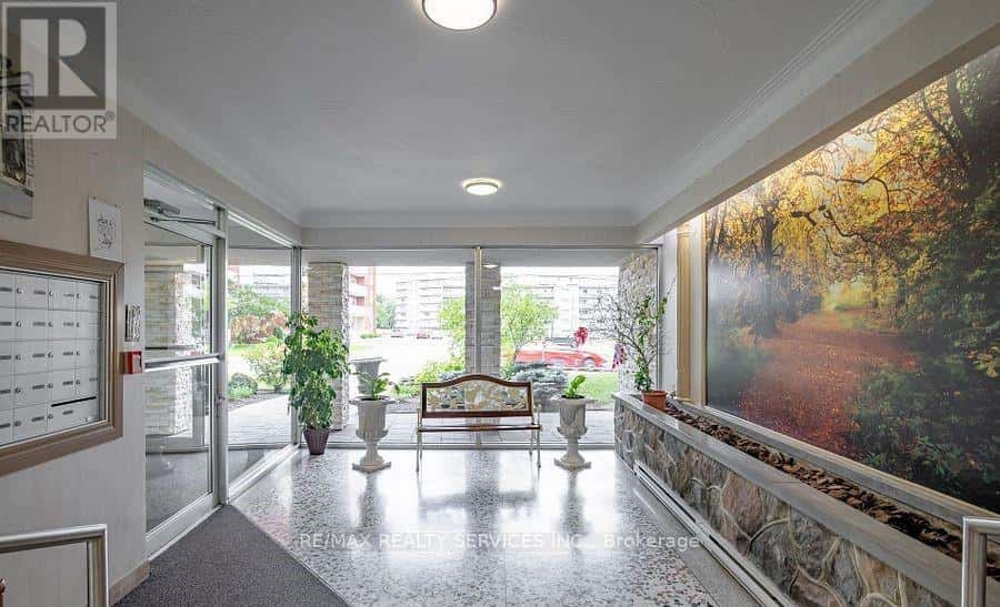 203 - 11 WOODMAN DRIVE S — Hamilton (Corman), Ontario - Photo 3 of 30