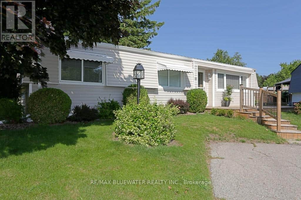 25 MAPLE GROVE COURT E - Photo 3 of 26, South Huron (Stephen), Ontario