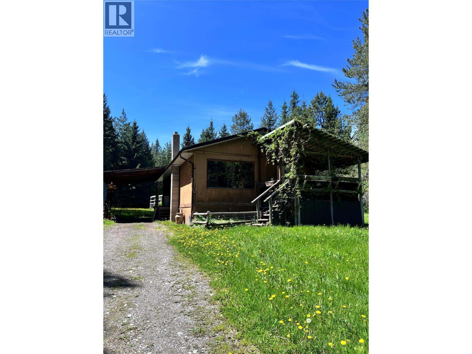 44 Hollingsworth Road — Cherryville, British Columbia - Photo 2 of 48