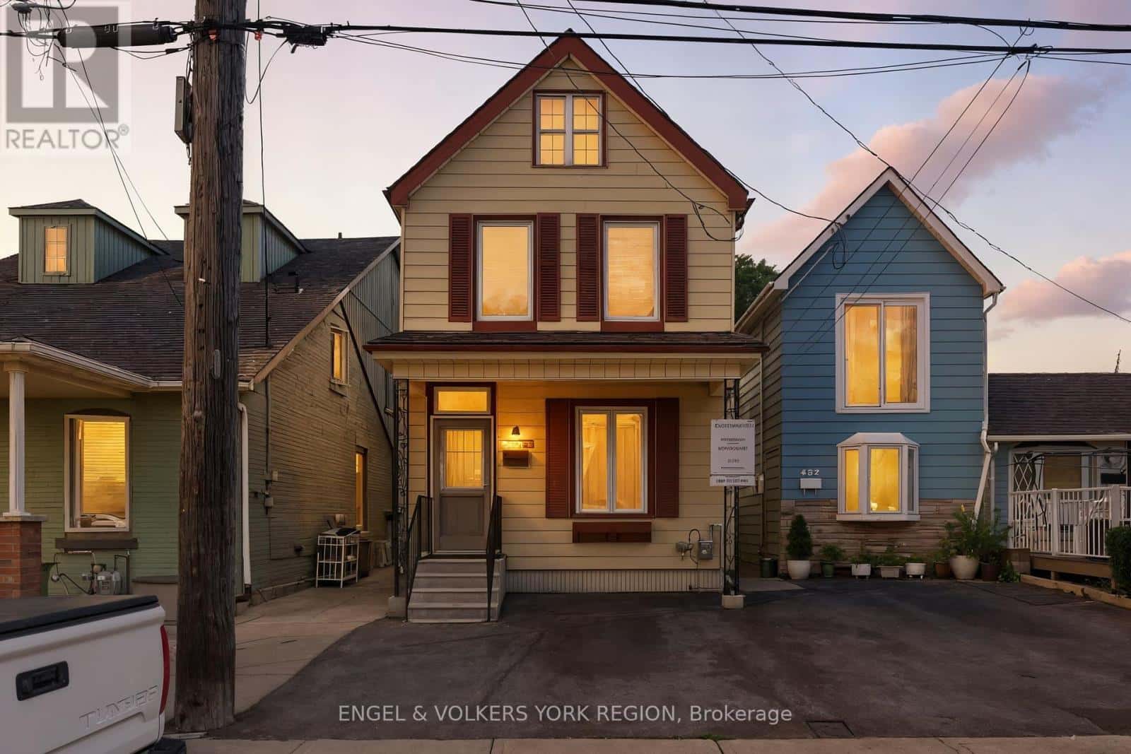 484 John Street North