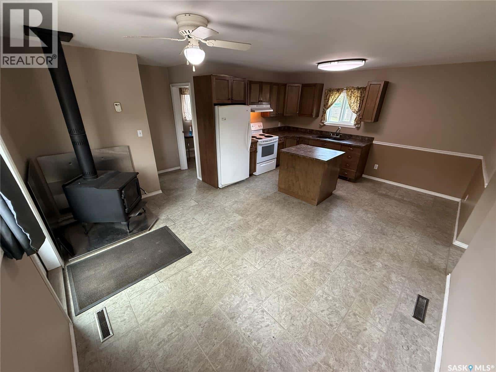 21 1st AVENUE E — Canwood Rm No. 494, Saskatchewan - Photo 4 of 13