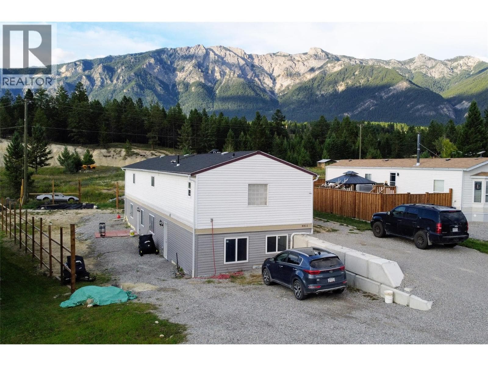 4811 CRESCENTWOOD Drive — Edgewater, British Columbia - Main photo