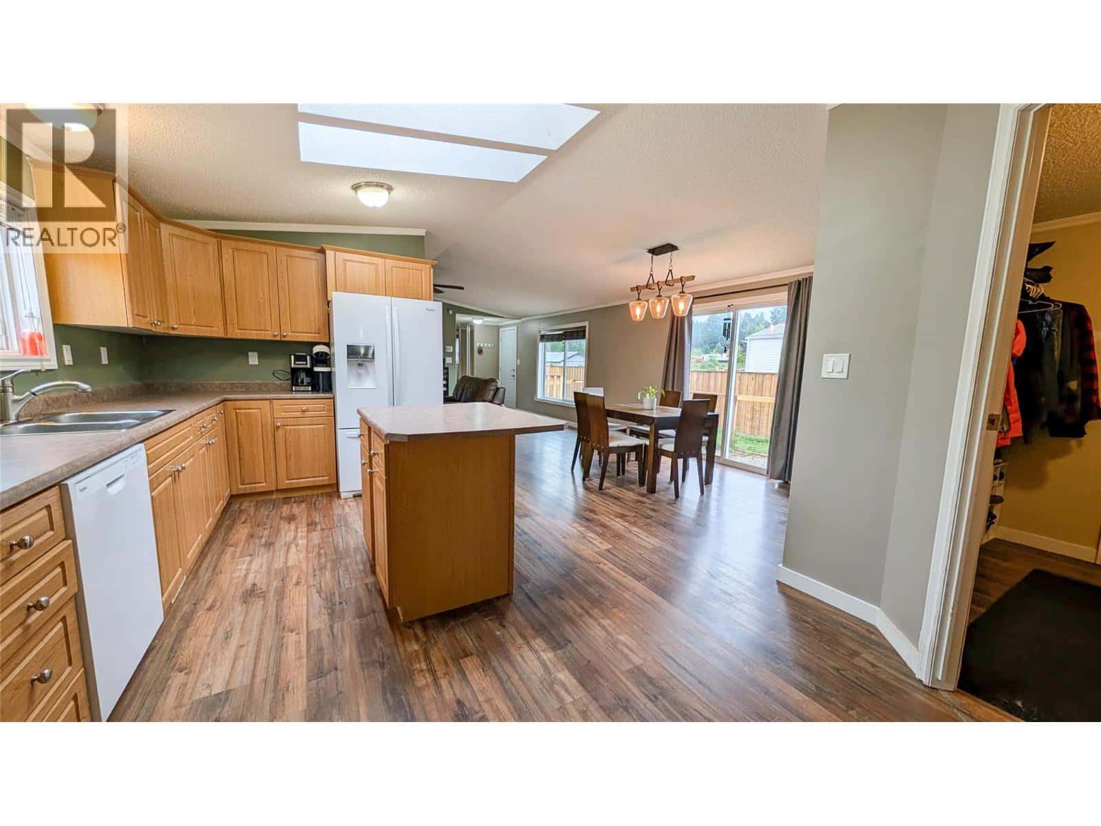 4811 CRESCENTWOOD Drive — Edgewater, British Columbia - Photo 2 of 37