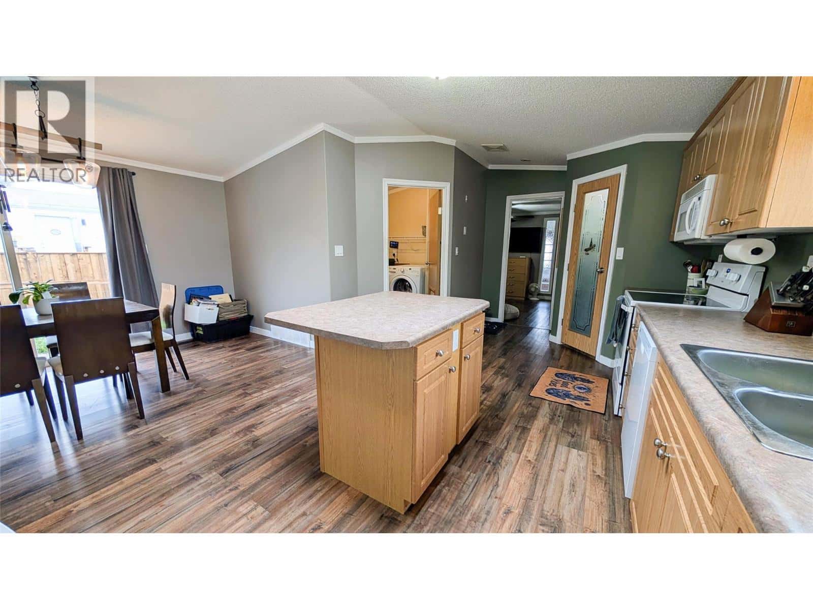 4811 CRESCENTWOOD Drive — Edgewater, British Columbia - Photo 5 of 37