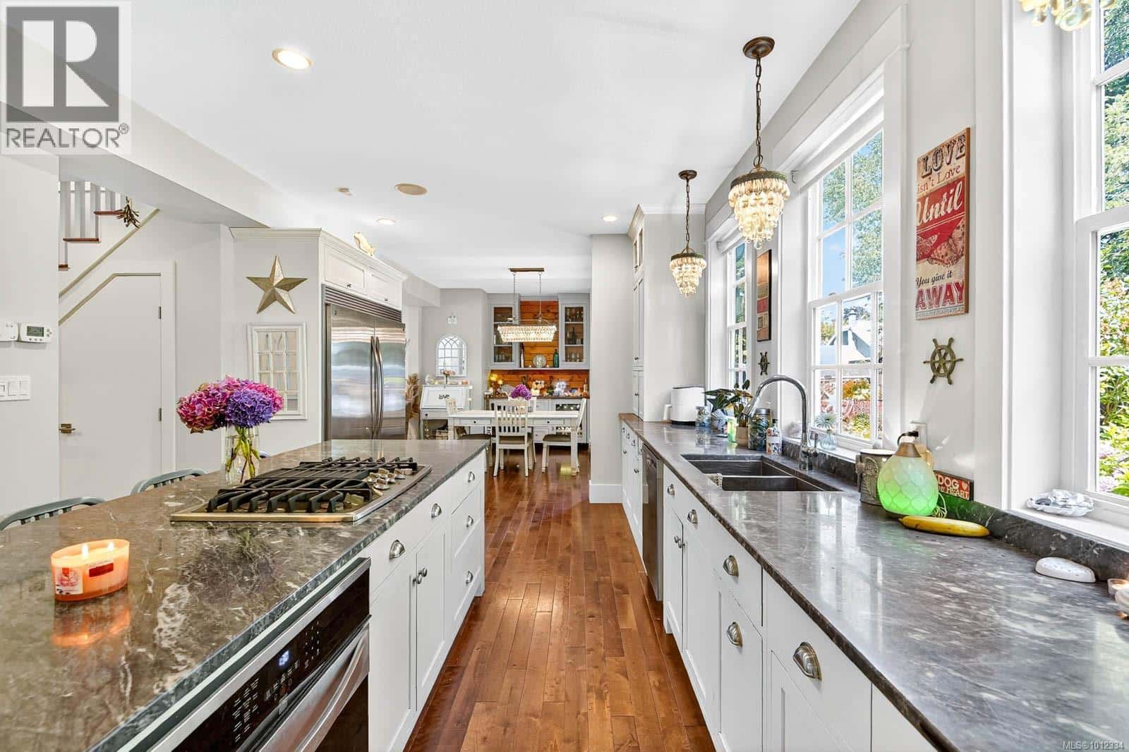 4455 Elizabeth St — Port Alberni, British Columbia - Photo 2 of 82